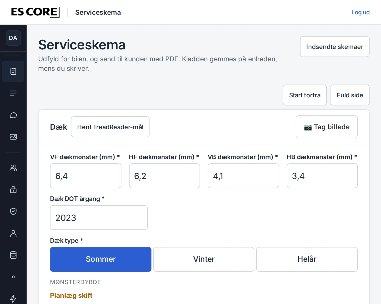 Dæktrinnet i serviceskemaet på en tablet: mønsterdybde for hvert hjul, DOT-årgang, dæktype og knappen Hent TreadReader-mål.